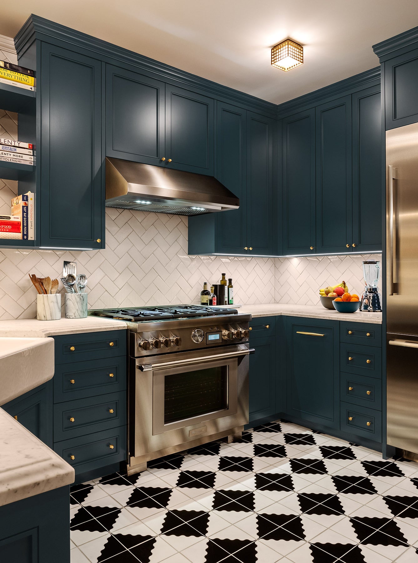 6x6 Handpainted Tile Squiggle in Charcoal