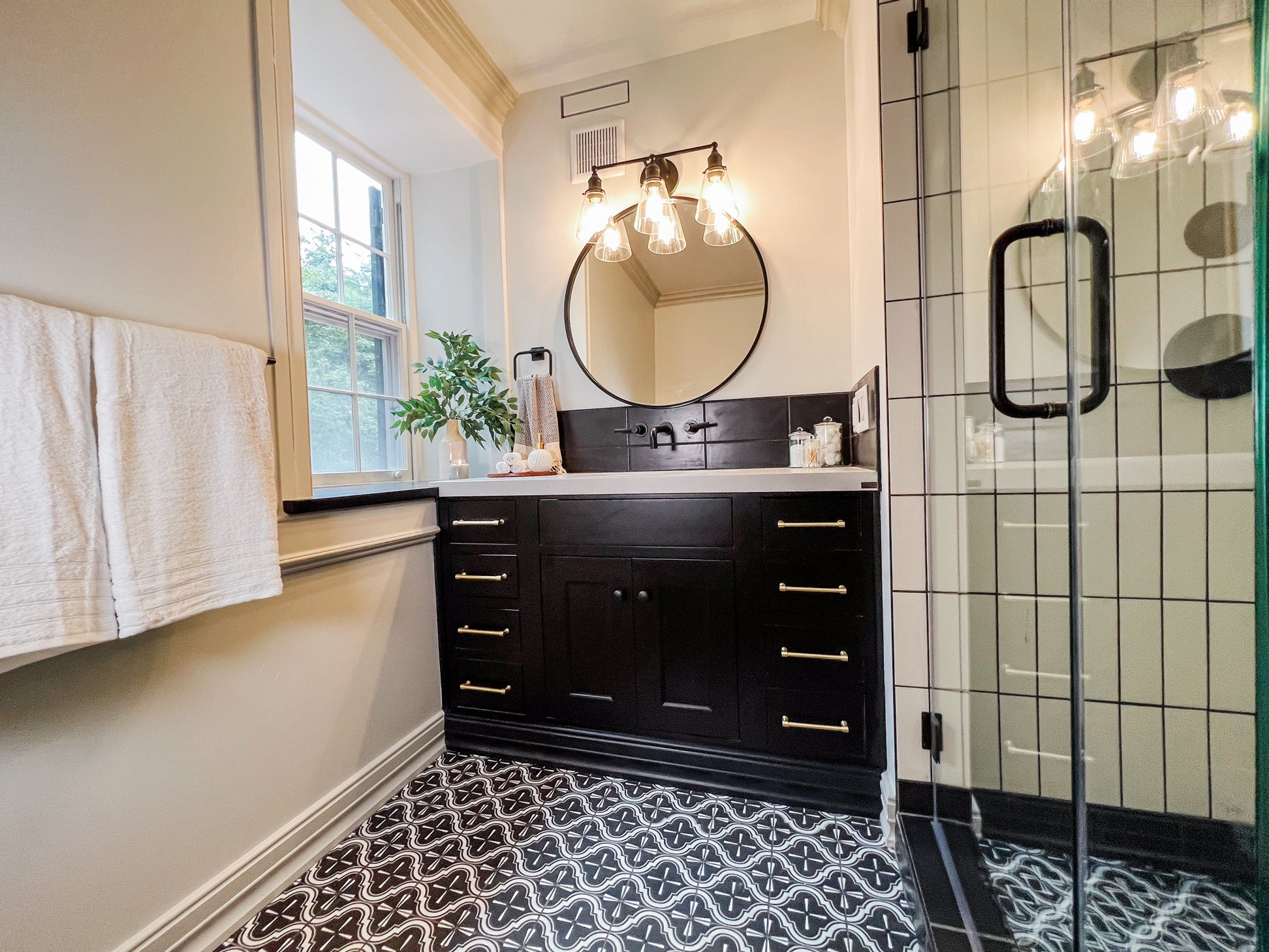6x6 Handpainted Tile Sanxenxo in Black & White Motif
