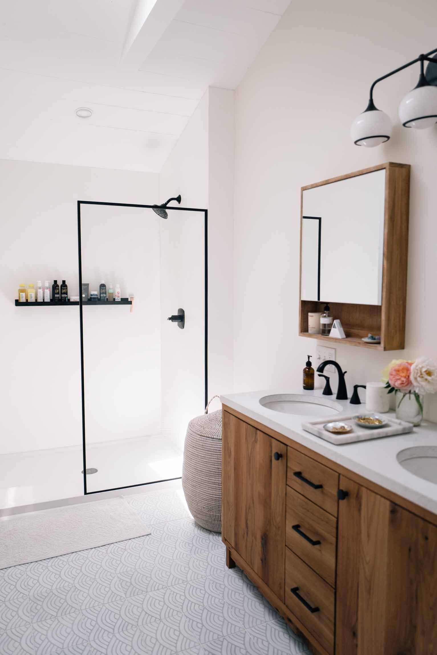 8x8 Handpainted Tile Summit in White Motif