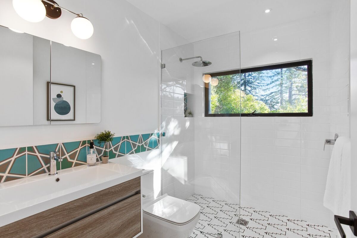 8x8 Handpainted Tile Padma in Cool Motif