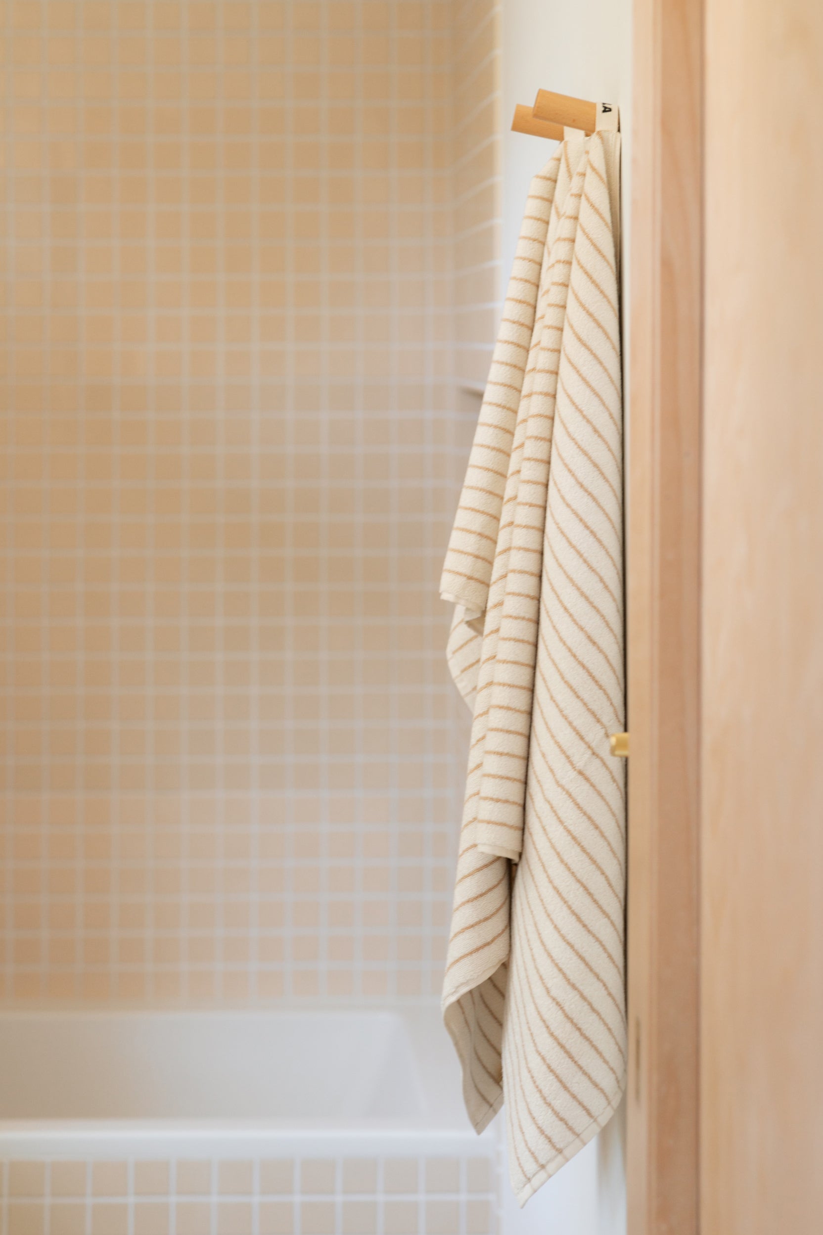 2x2 Straight Set Sheeted Original Ceramic Mosaic Tile in Ivory Gloss