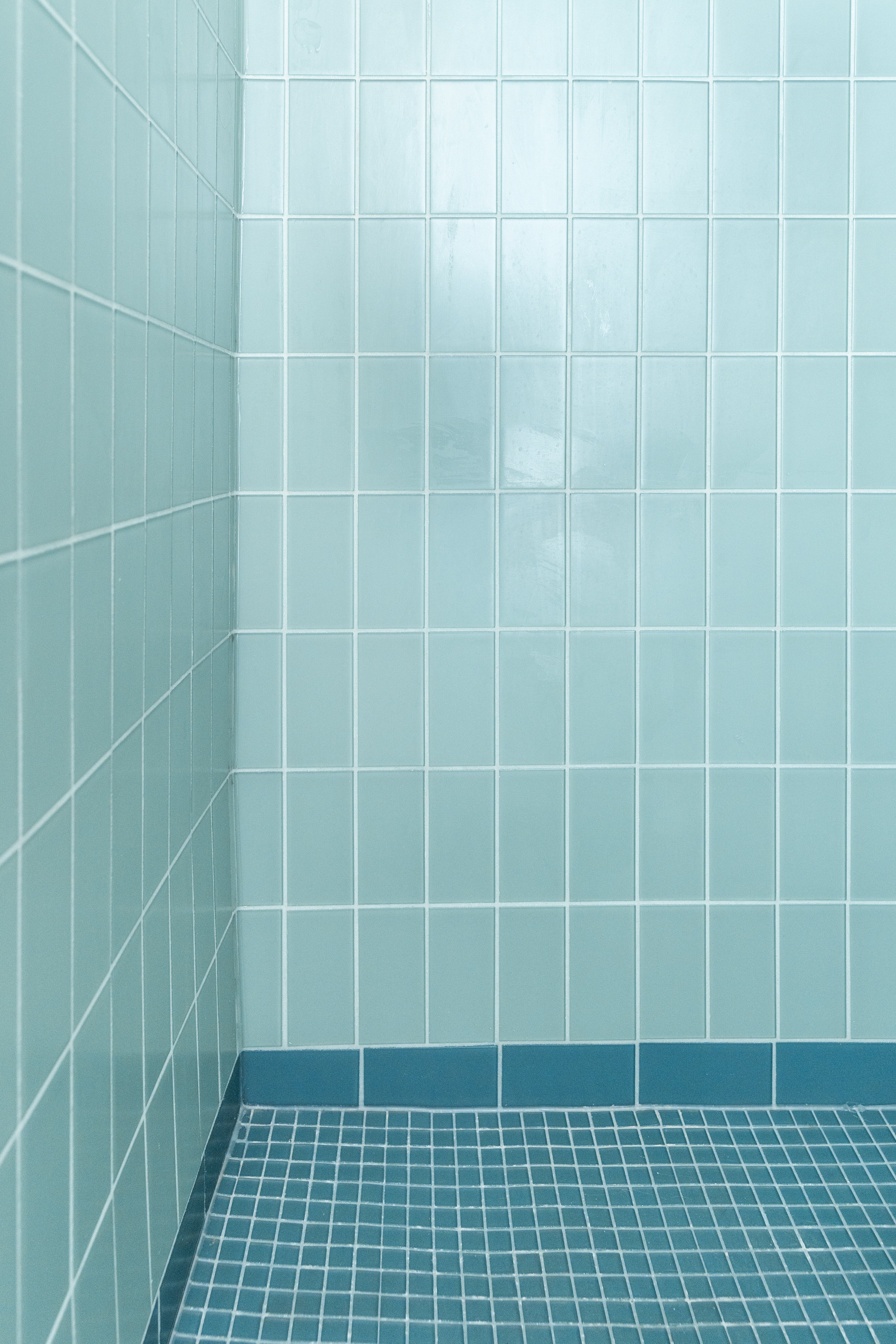1x1 Straight Set Sheeted Glass Mosaic Tile in Magpie Matte