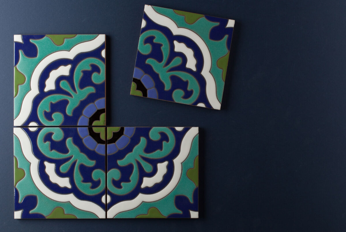 8x8 Handpainted Tile Tarragona in Cool Motif