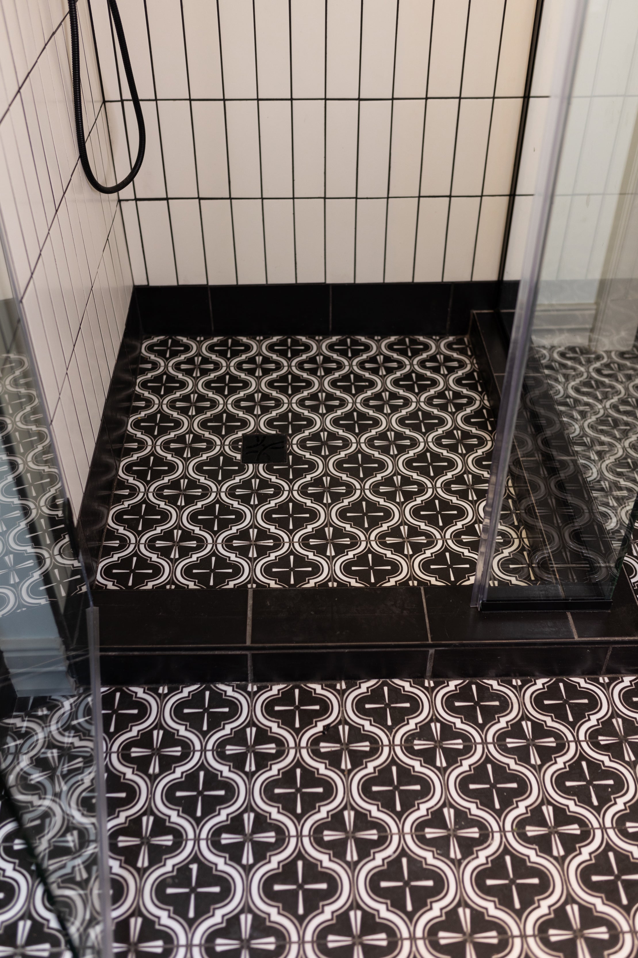 6x6 Handpainted Tile Sanxenxo in Black & White Motif