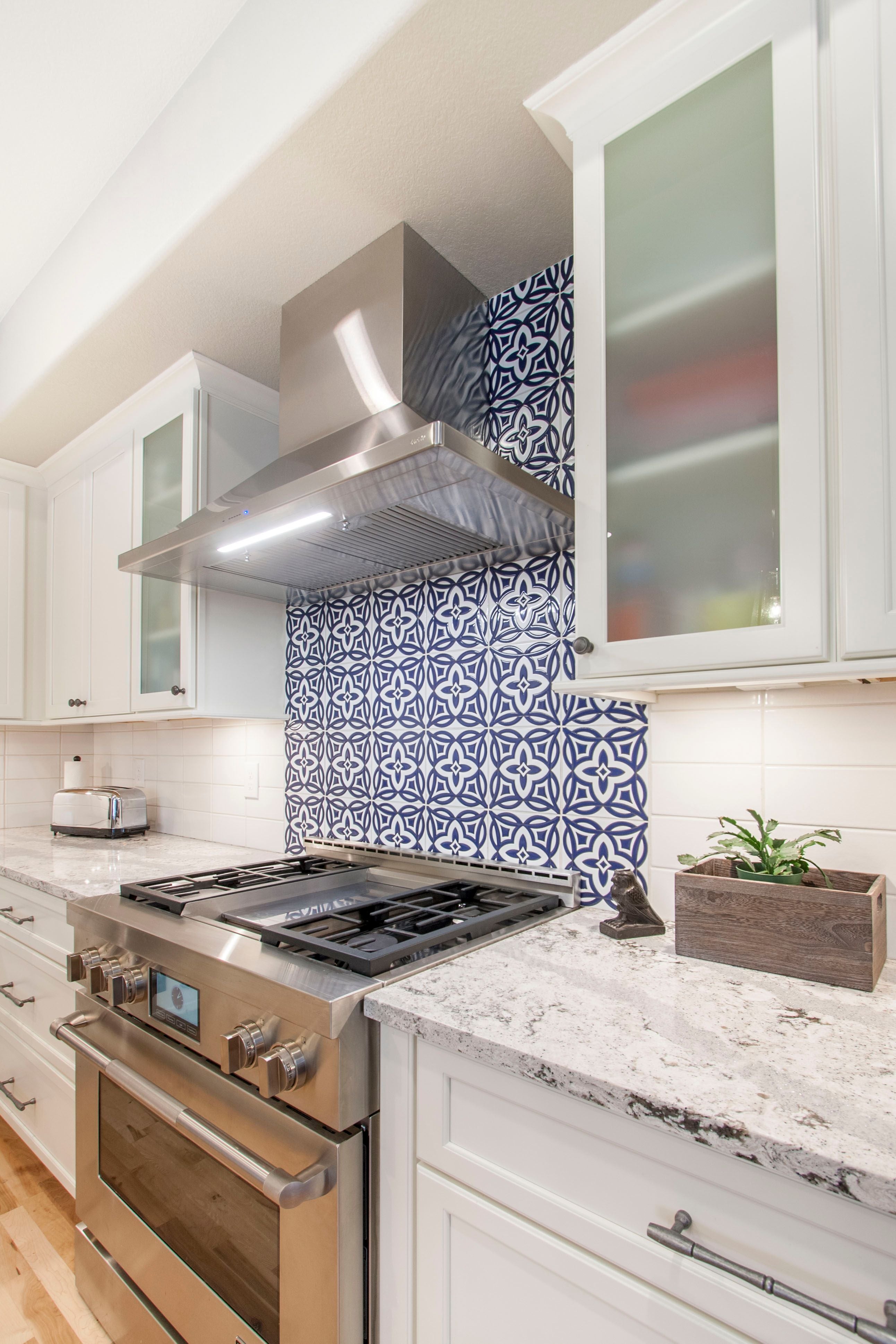 8x8 Handpainted Tile Malta in Cool Motif