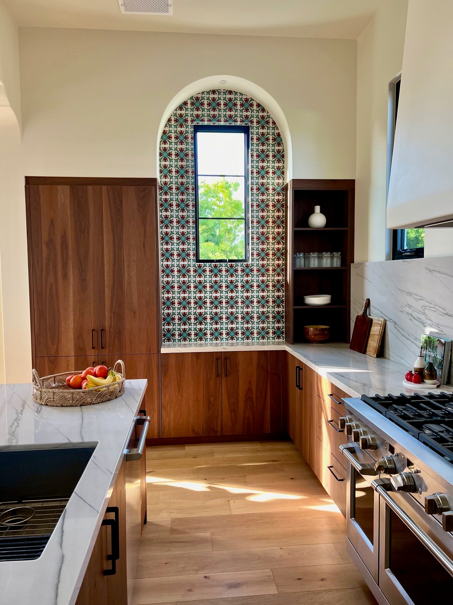 6x6 Handpainted Tile Santiago in Warm Motif